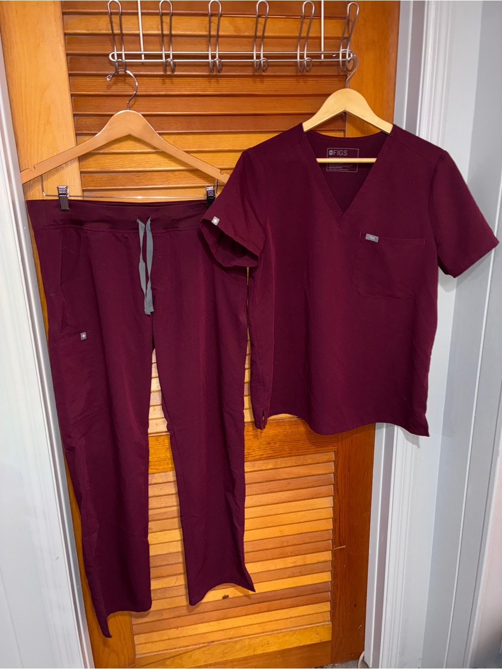 FIGS Women’s Maroon Scrub Set - size large